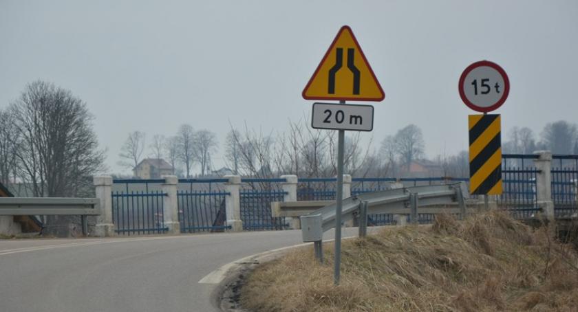 Żukowo. Kierowcy ciężarówek łamią zakaz i niszczą wiadukt. Mieszkańcy mówią 