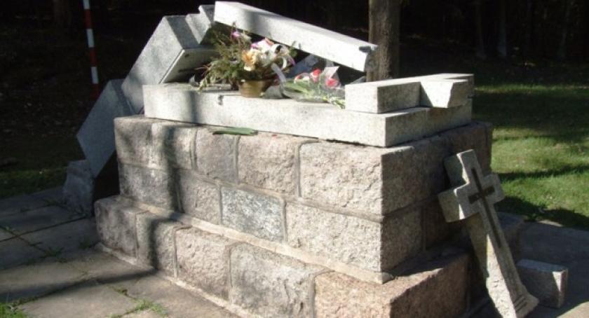 Wandale zdewastowali krzyż w Kaliskach