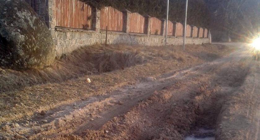 Czarlino. Od lat czekają na modernizację drogi. Czy sezonowa naprawa wystarczy?