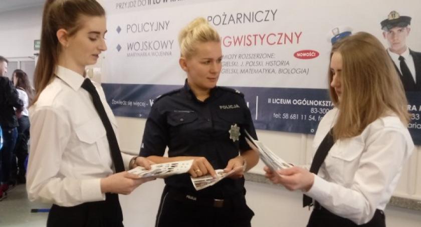 Mundurowi zachęcali do wstąpienia w szeregi Policji