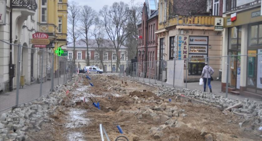 Kartuzy. Burza wokół modernizacji deptaku. Radni kłócą się z burmistrzem o rodzaj płytek