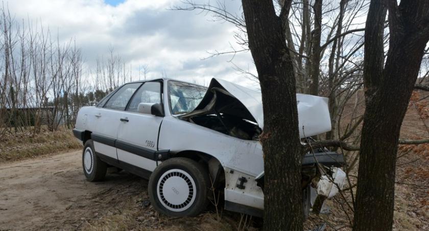 Gowidlino. Audi rozbiło się na drzewie