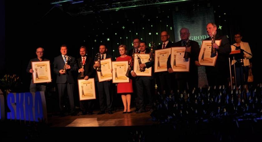 Nagrody Kartesko Skra w rękach lareatów