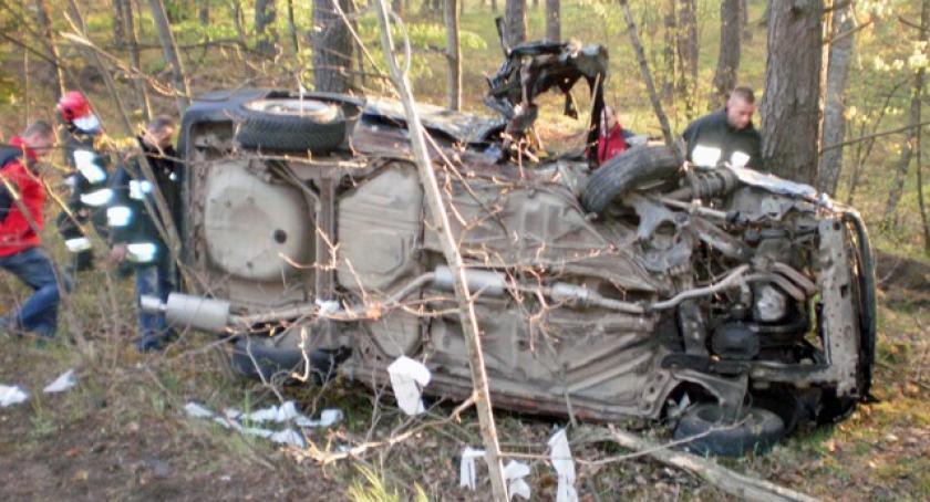 Pałubice. Opel uderzył w drzewo i dachował (zdjęcia)