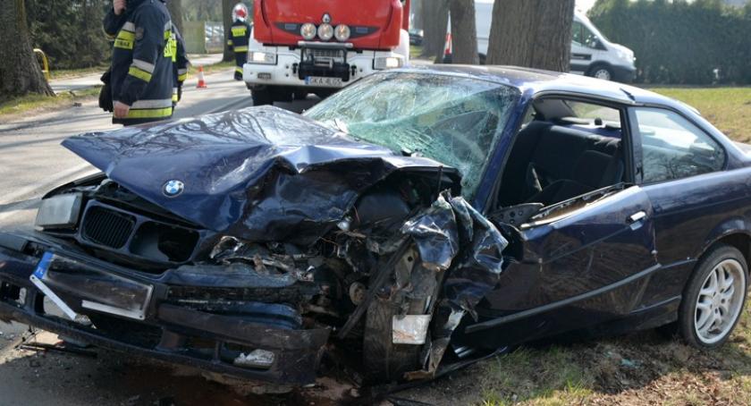 Leźno. Czołowo-boczne zderzenie BMW z hondą
