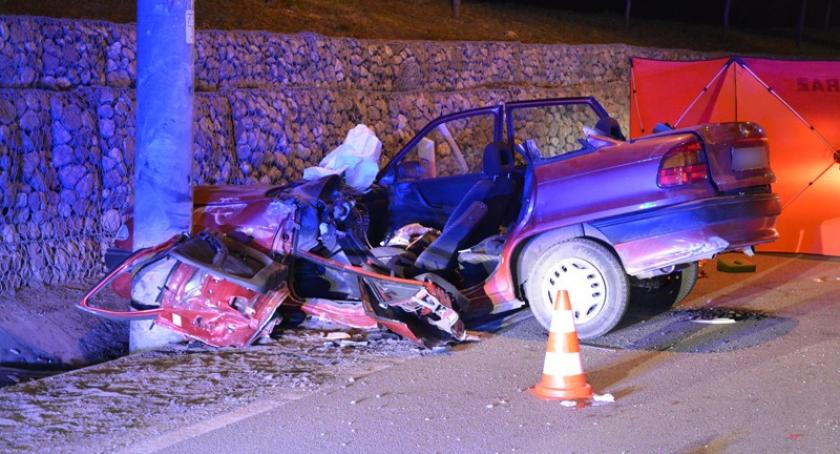 Lniska. Opel uderzył w słup. Nie żyje jedna osoba