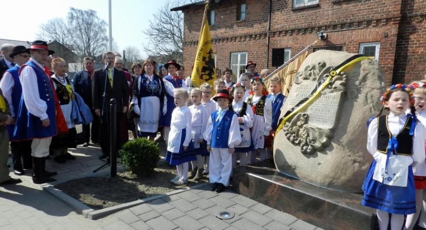 Żukowo. Odnowiono tablicę upamiętniającą rodzinę Ptachów