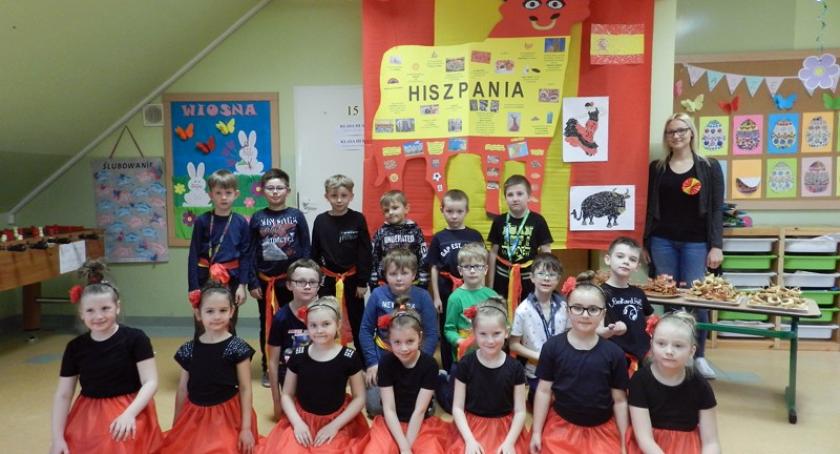Borkowo. Dzień Europejski ze starożytnymi postaciami i  hiszpańskimi tancerkami
