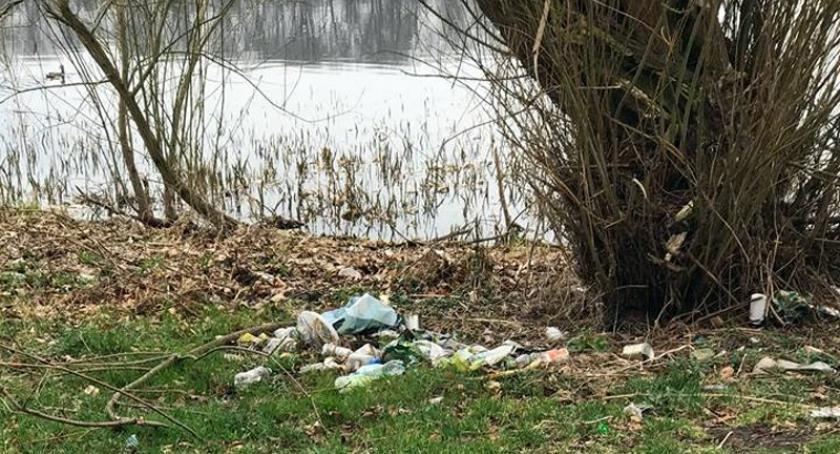 Jezioro Tuchomskie tonie w śmieciach?  Mieszkańcy reagują