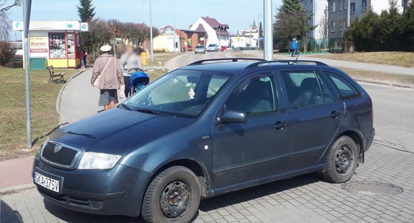 Mistrzowie parkowania. Zatarasowała chodnik, bo poszła do kiosku
