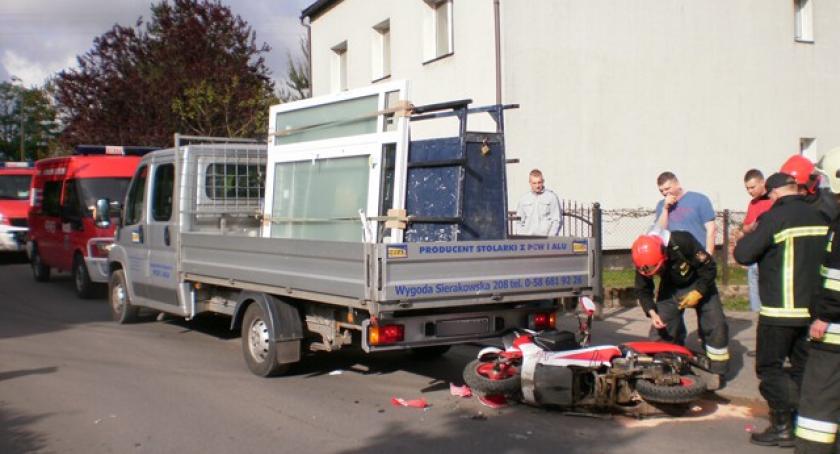 Sierakowice. Skuter uderzył w Peugeota