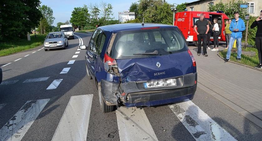 Hopowo. Bus uderzył w renault, osobówka w pieszą