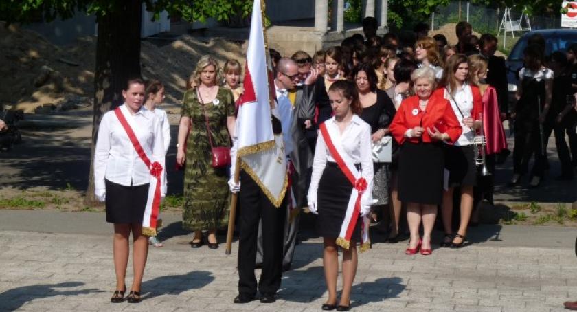 Kartuzy. Sztandar na 40-lecie szkoły muzycznej
