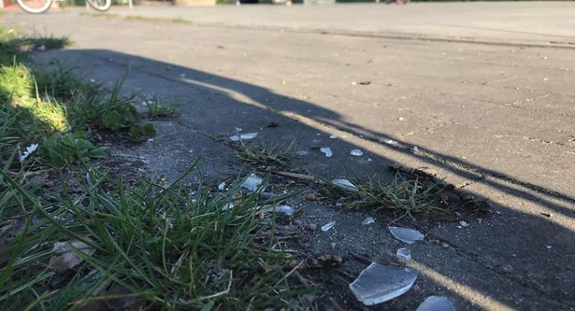Potłuczone szkło i rozrzucone butelki - tak wygląda skate park w Sierakowicach