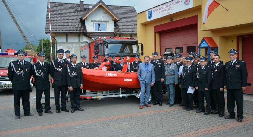 Nowa łódź na Dzień Strażaka dla ochotników z Dzierżążna