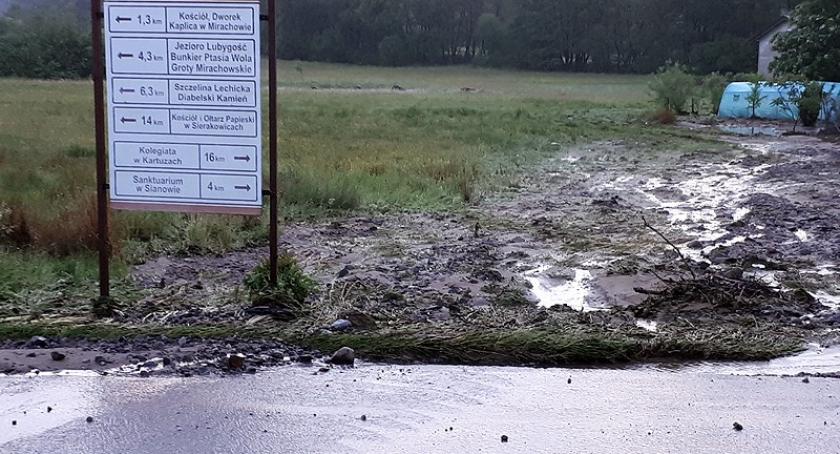 Powiat. Zniszczone drogi i zalane piwnice