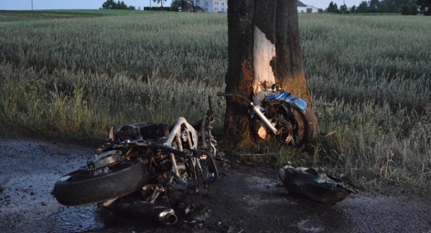 Tuchlino. Motocykl wbił się w drzewo i stanął w płomieniach - nie żyje 27-latek