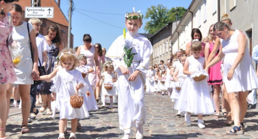 Uroczysta procesja Bożego Ciała w Kartuzach - na ulice miasta wyszły tysiące wiernych