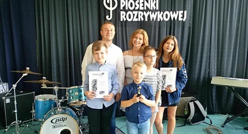 Kiełpińscy uczniowie wicemistrzami Wojewódzkiego Konkursu Piosenki Rozrywkowej