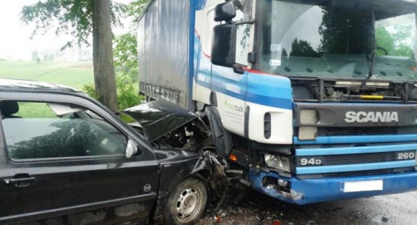 Przodkowo. Golf uderzył w ciężarówkę - trzy osoby w szpitalu