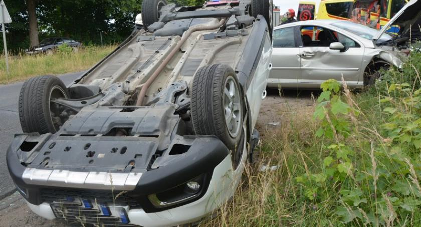Łapalice. Zderzenie dwóch peugeotów - jeden z nich dachował