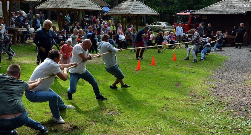 Mirachowo. Piknik z przeciąganiem liny, alpakami i burczybasem