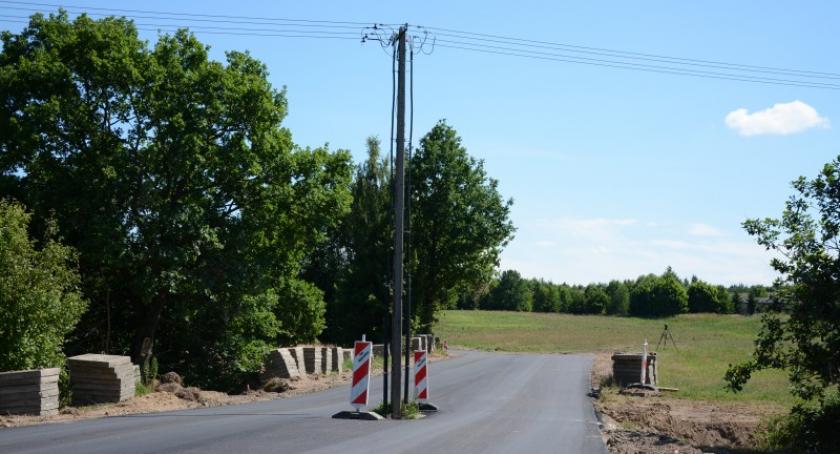 Maks. Słup na środku nowej drogi - jest już słynny w całej Polsce