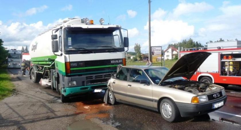 Kiełpino. Ciężarówka wjechała w audi