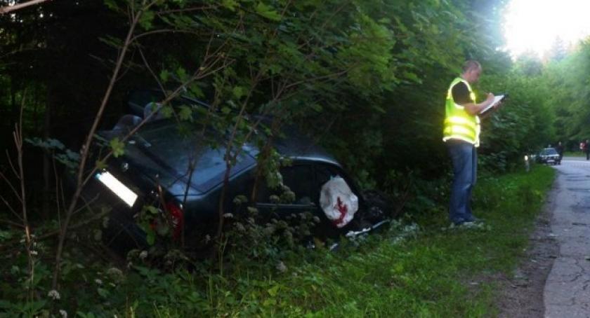 Kartuzy. Skoda rozbiła się w lesie
