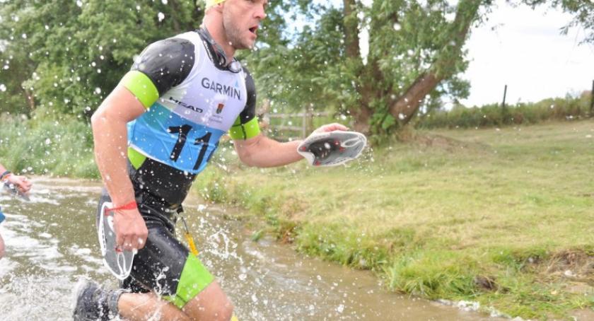 Rywalizowali biegnąc i płynąc - Garmin SwimRun Series po raz pierwszy w Stężycy