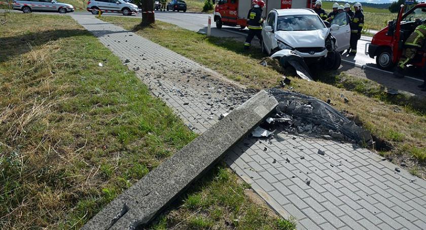 Glincz. Hyundai wypadł z drogi i uderzył w słup
