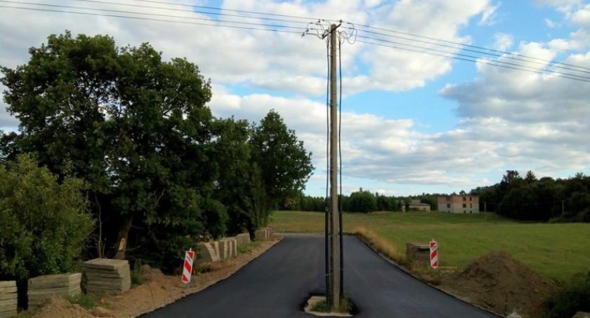 Słynny słup na środku drogi Maks-Sznurki w piątek zostanie usunięty