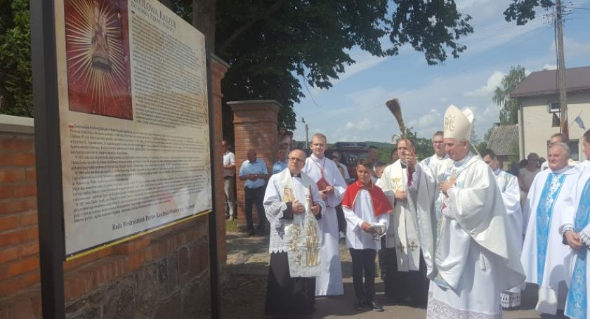 Poświęcono tablicę o historii sanktuarium sianowskiego