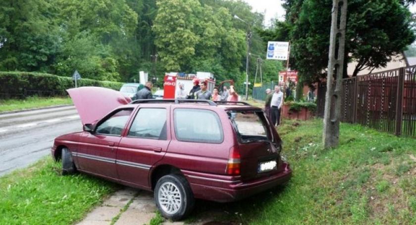 Kartuzy. Ford rozbił się na słupie energetycznym