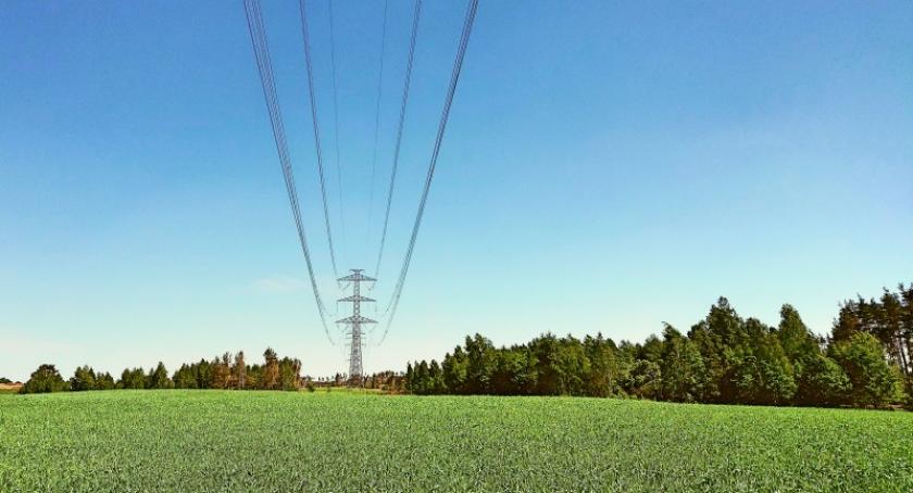 Montaż słupów pod nową linię elektroenergetyczną w gminach Kościerzyna i Somonino dobiega końca