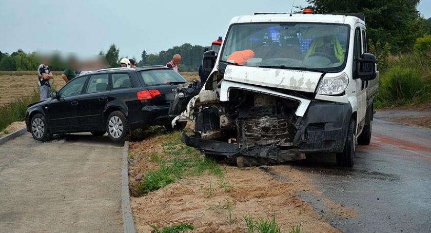 Ostrzyce. Zderzenie dostawczego fiata z audi