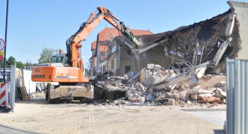 Trwa burzenie dawnej rampy przy dworcu kolejowym w Kartuzach
