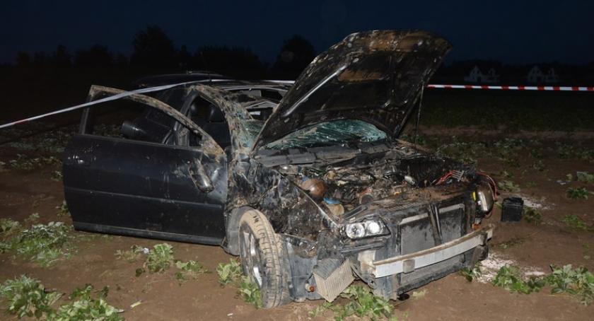 Lisie Jamy. Audi wypadło z trasy i dachowało