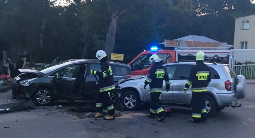 Sulęczyno. Zderzenie toyoty z peugeotem na skrzyżowaniu
