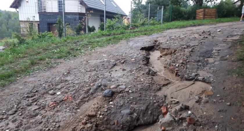 Grzybno-Melgrowa Góra. Omijając dziury zmienili bieg drogi. Teraz mają nowy problem