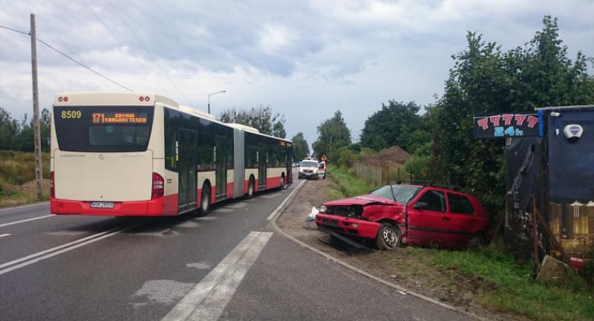 Chwaszczyno. Zderzenie volkswagena z autobusem
