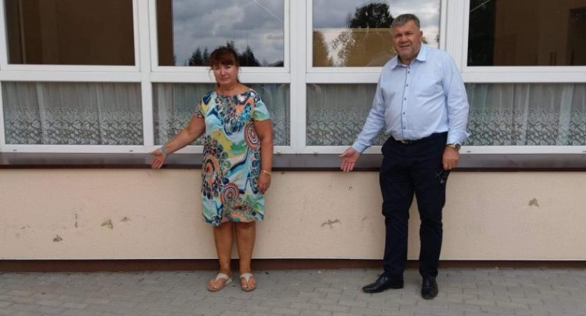 Zniszczyli nową elewację szkoły w Koloni - nagroda dla tego, kto wskaże sprawcę