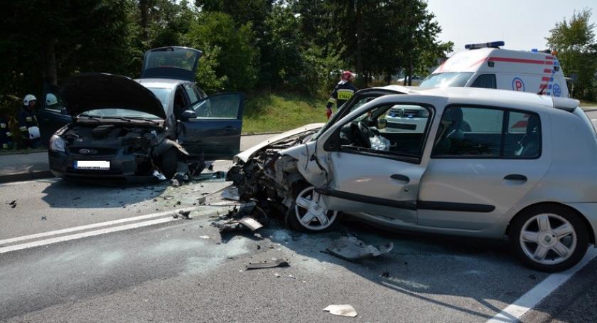 Borcz. Renault otarło się o skodę i czołowo zderzyło się z fordem - pięć osób w szpitalu