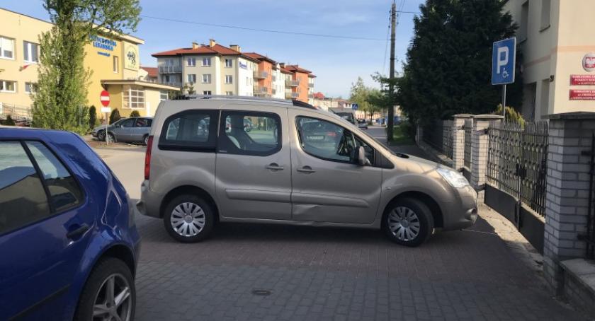 Mistrzowie parkowania. Plaga parkowania na chodniku