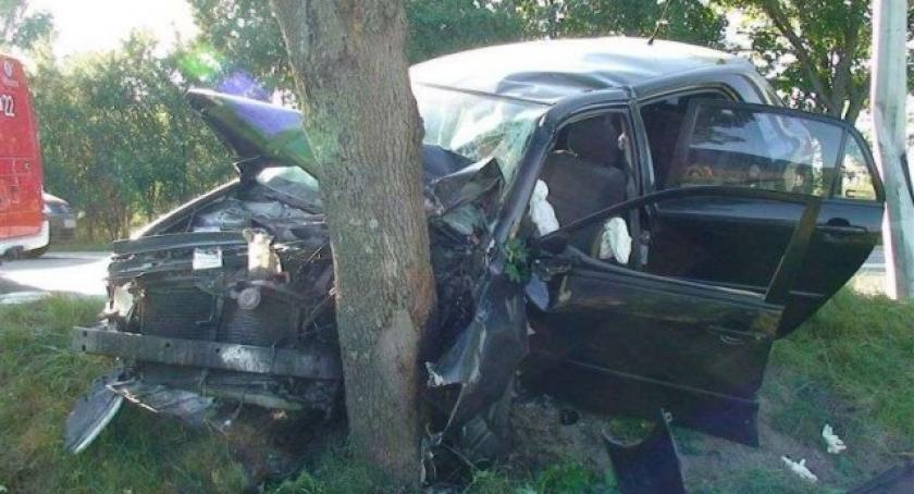 Egiertowo. Toyota uderzyła w drzewo