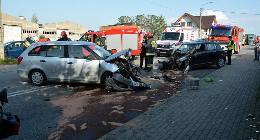 Wypadek w Dzierżążnie - dwie osoby w szpitalu