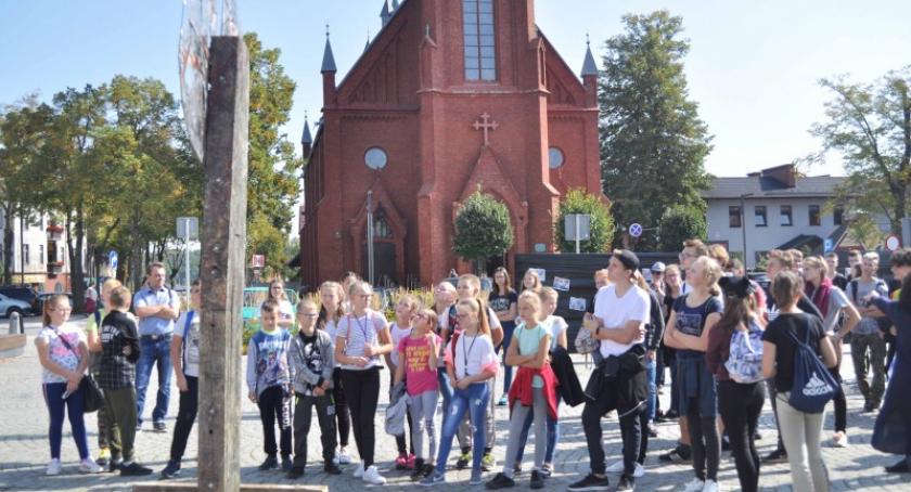 Młodzież zaproszono na podróż do świata sztuki na kartuskim Rynku