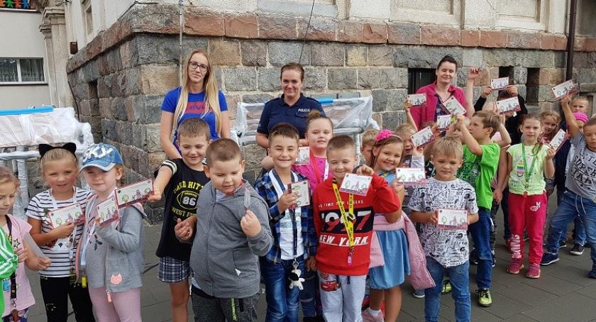 Policjanci uczą najmłodszych bezpieczeństwa w drodze do szkoły