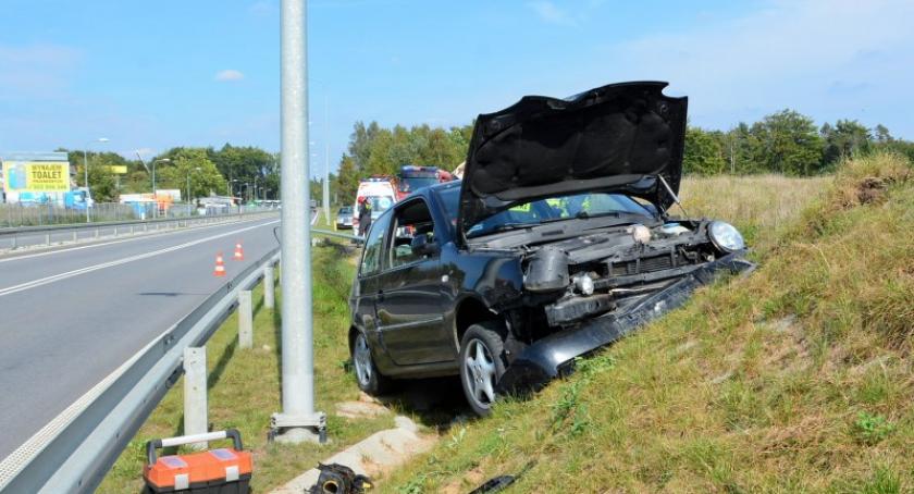 Lupo skasowało słup i zatrzymało się na skarpie obwodnicy Kartuz