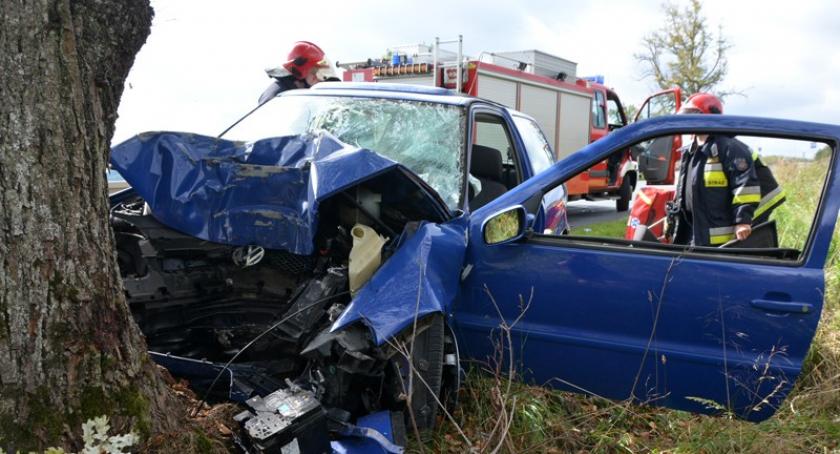 Złota Góra. VW Polo rozbił się na drzewie